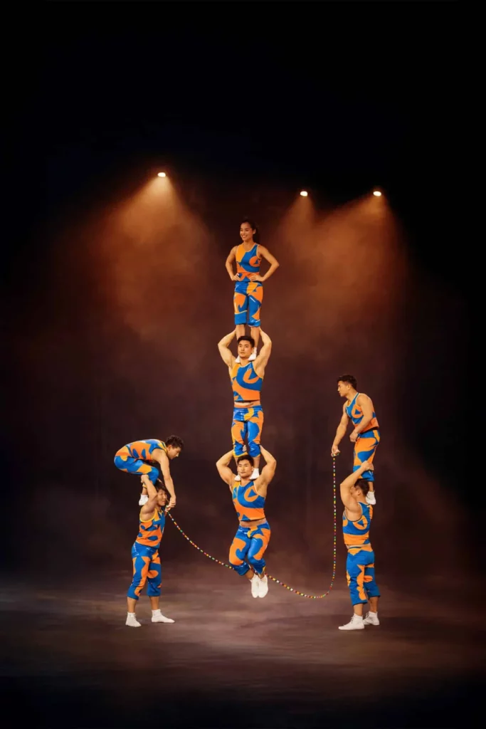 Pyramide humaine d'acrobates traversée par une corde à sauter, Odyssée par les Étoiles du Cirque de Pékin